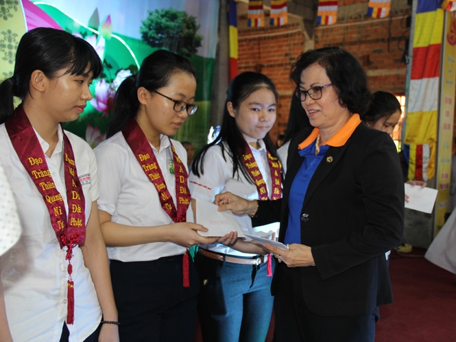 Bà Mai Thị Dung, Chủ tịch danh dự Quỹ Từ thiện Kim Oanh trao học bổng cho các em nghèo học giỏi 