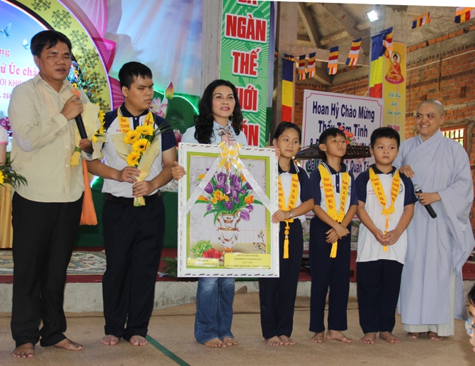 Các trẻ em nhỏ ở Trường khuyết tật Biên Hòa, Đồng Nai tự tay thêu bức tranh để tặng cho Quỹ Từ thiện Kim Oanh 